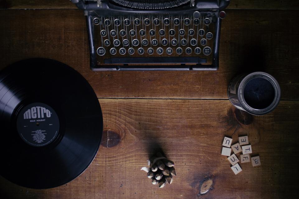 A vintage typewriter on a wooden desk, representing the JDGD Saraf Awards for Journalism